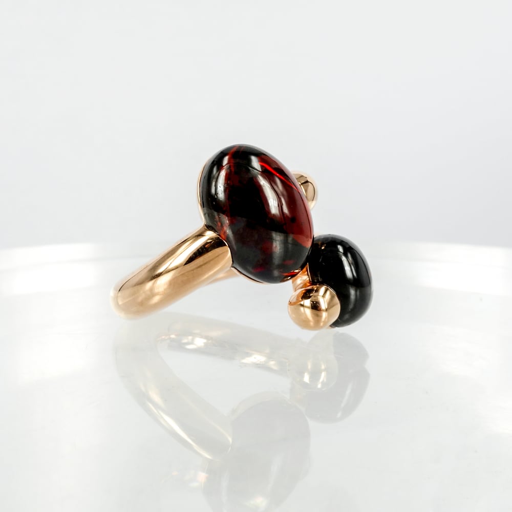 Image of 9ct rose gold cabochon garnet cocktail ring. PJ5952