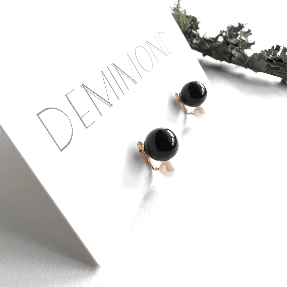 Image of Vintage 14K Gold Onyx and Pearl stud Earrings