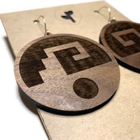 Image 3 of chimalli II / earrings / walnut