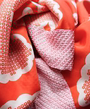 Image of Rosa kort kimono af silke med prikmønster - vendbar