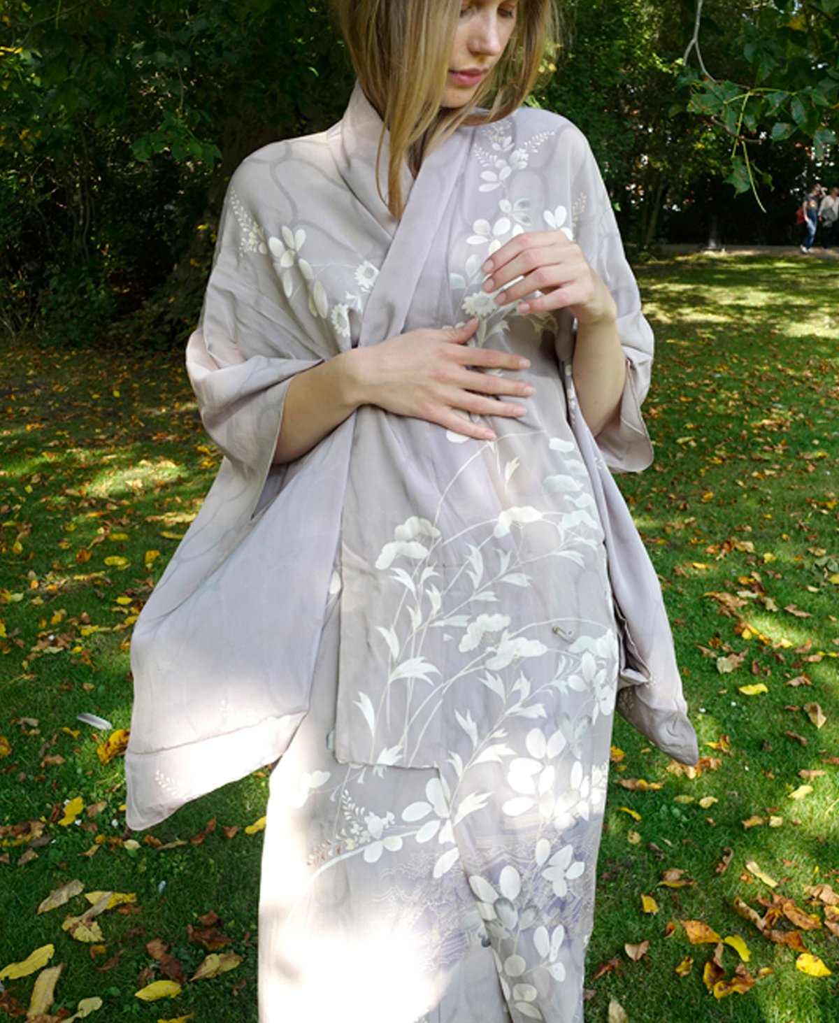 Image of Grå silke kimono med håndmalede berberisblade