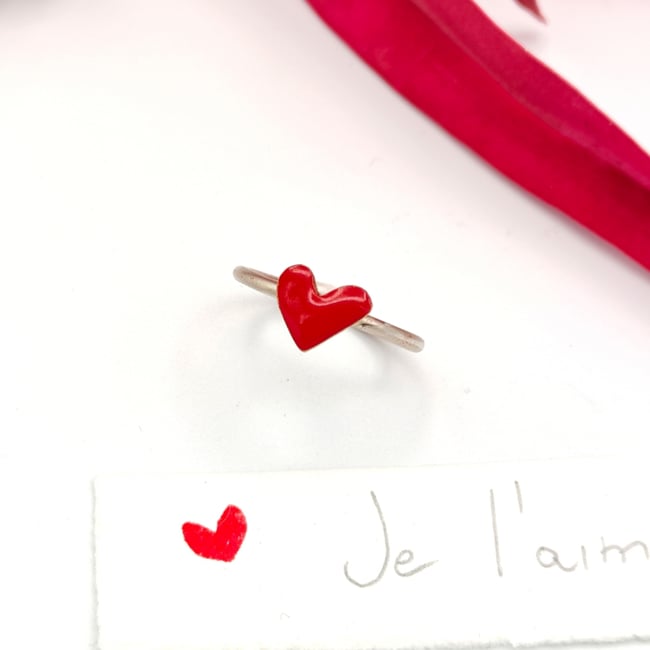 Anellino cuore rosso storto