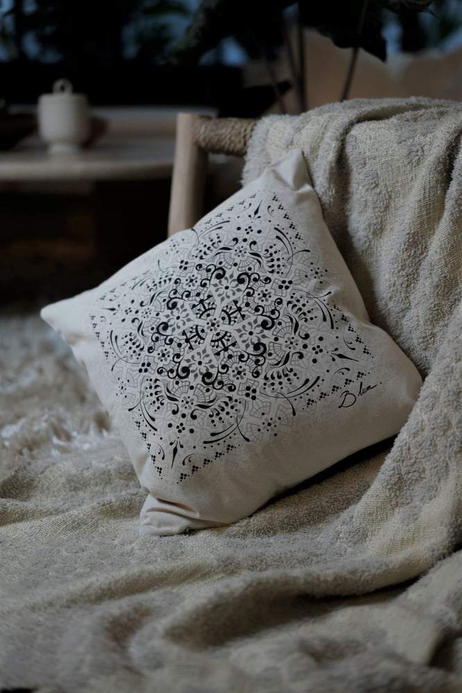 Image of Housse de coussin - THE SIMONES X BLUM