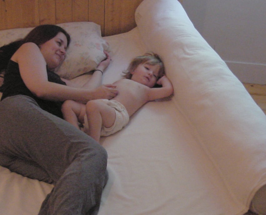 Co sleeping outlet bed for family