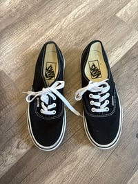 Vans tie up