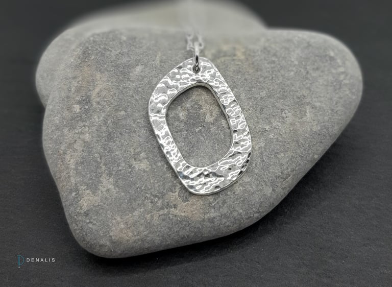 Fiora pendant necklace Image 3
