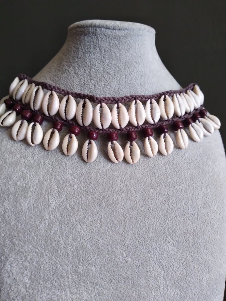 Image of DOUBLE STRAND SHELL NECKLACE W/DARK BEADS