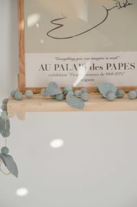 Image 2 of Guirlande feuillages boules mousse, menthe, bleu givré en laine feutrée