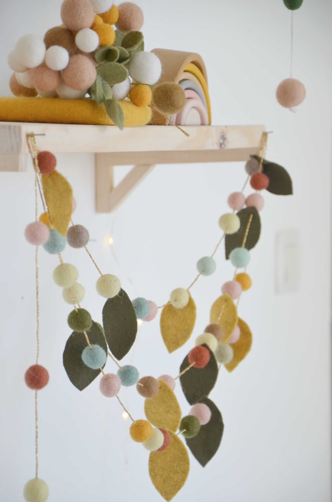 Image of Guirlande de feuilles en laine et boules couleur pastel