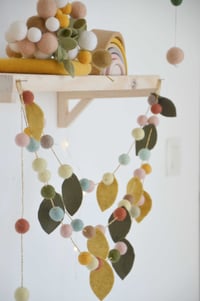 Image 1 of Guirlande de feuilles en laine et boules couleur pastel
