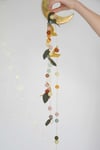 Guirlande de feuilles en laine et boules couleur pastel