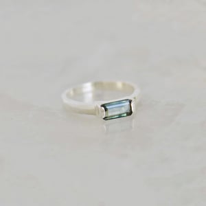 Image of Tanzania Yellow-Green Sapphire bevel cut round band silver ring