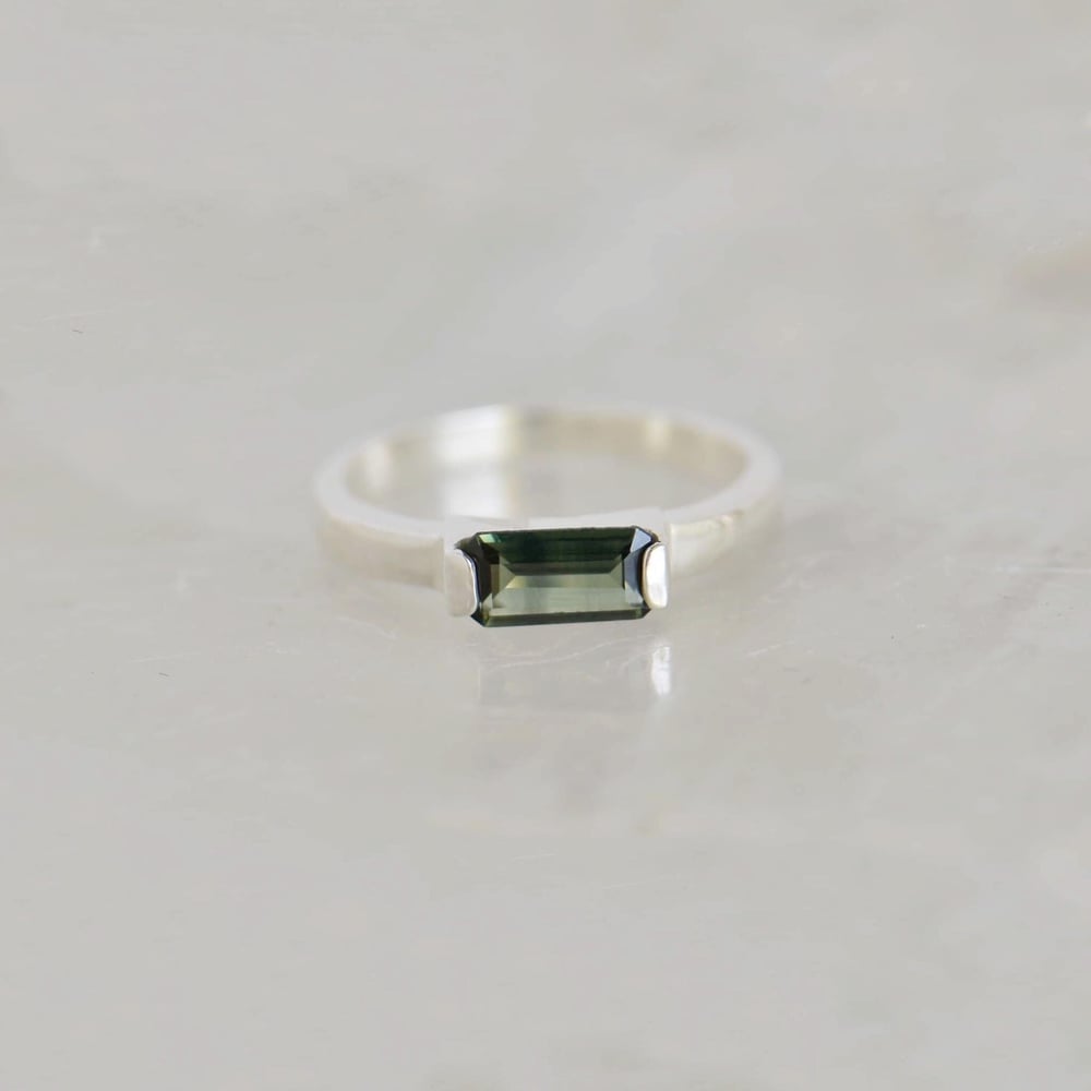 Image of Tanzania Yellow-Green Sapphire bevel cut round band silver ring