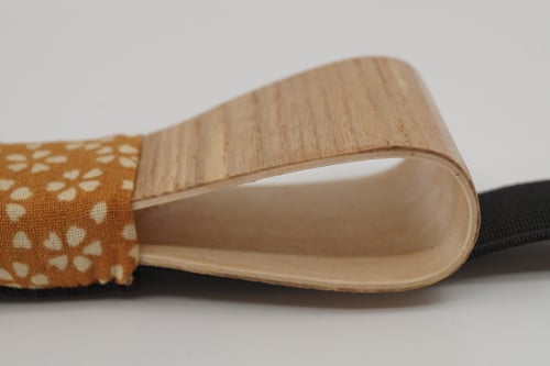 Image of Noeud Papillon en Bois - Frêne / Fleurs Moutarde