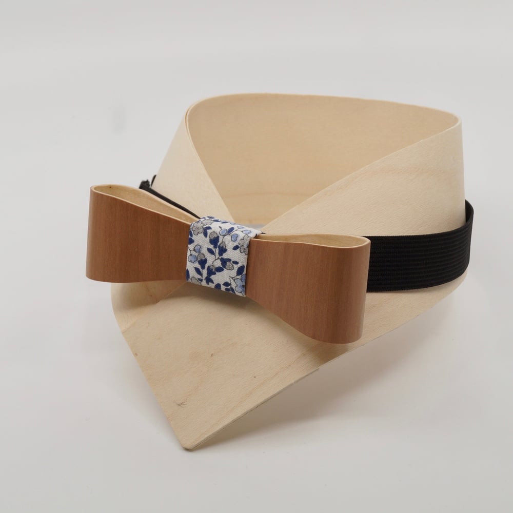 Image of Noeud Papillon en Bois - Merisier / Liberty Bleu