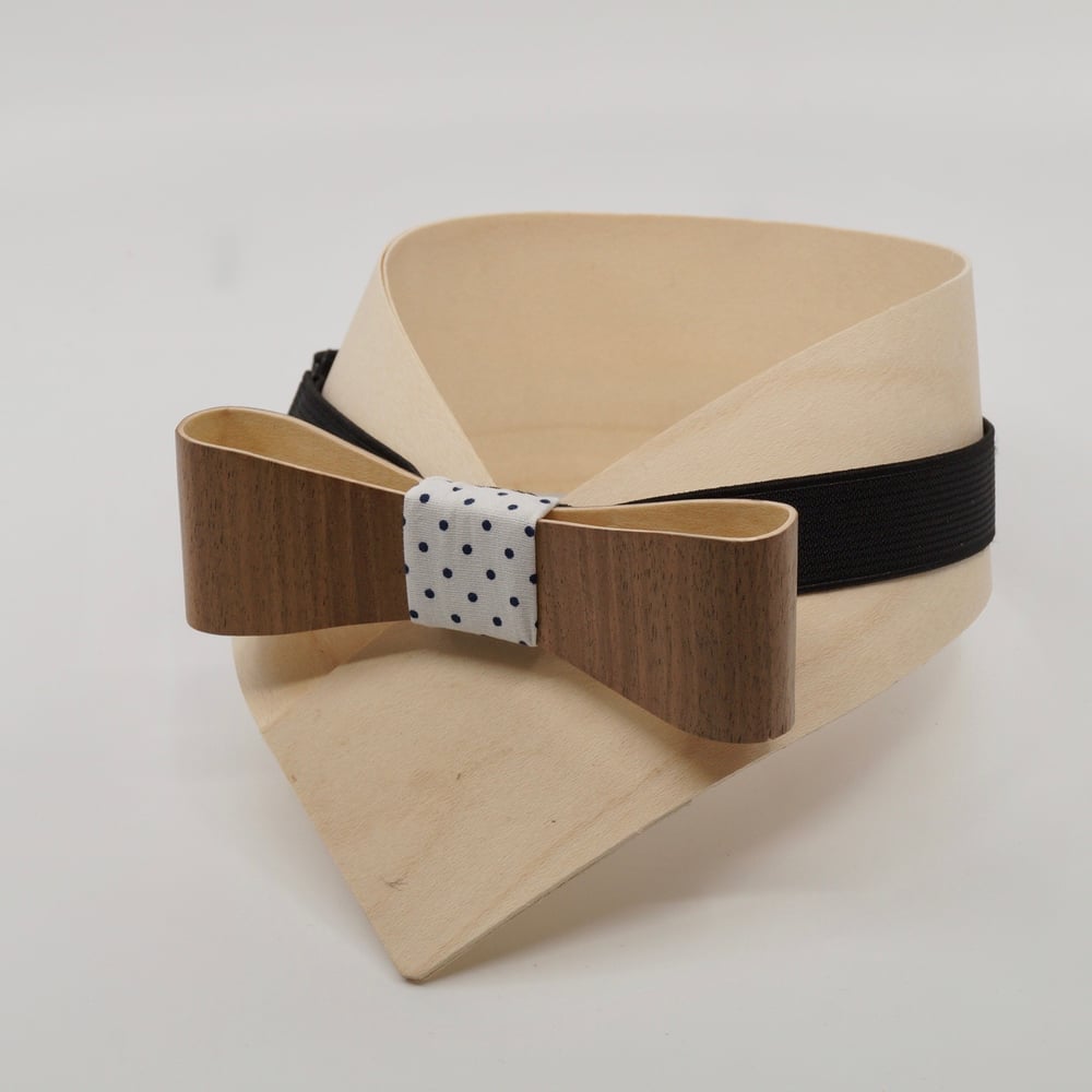 Image of Noeud Papillon en Bois - Noyer / Blanc Pois