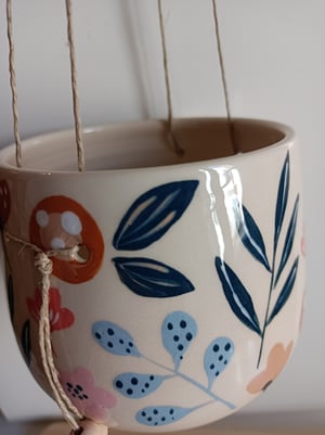 Image of Pot suspendu fleuri rose bleu