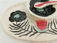 Image 1 of Bandeja de aperitivo con flores. 