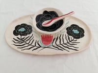 Image 2 of Bandeja de aperitivo con flores. 