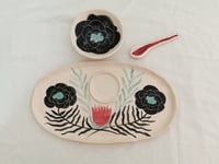 Image 3 of Bandeja de aperitivo con flores. 