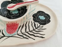 Image 4 of Bandeja de aperitivo con flores. 