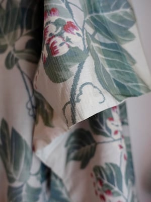 Image of Kort kimono af sandfarvet silke med wisteria