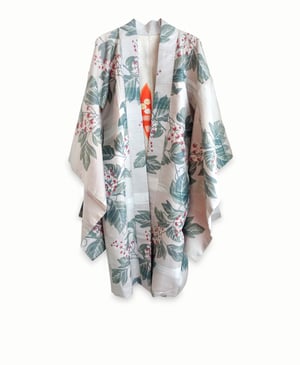 Image of Kort kimono af sandfarvet silke med wisteria