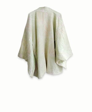 Image of Kort kimono af pistachefarvet silke med prikmønster
