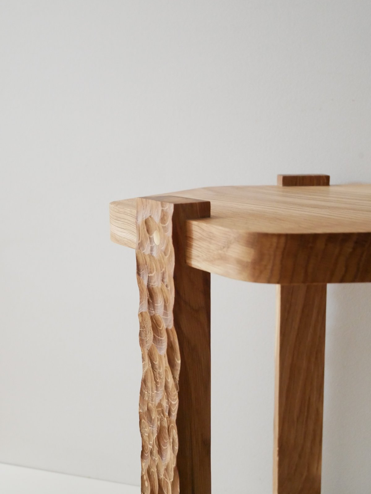 Table d'appoint "RELÈU" en chêne sculpté et laiton