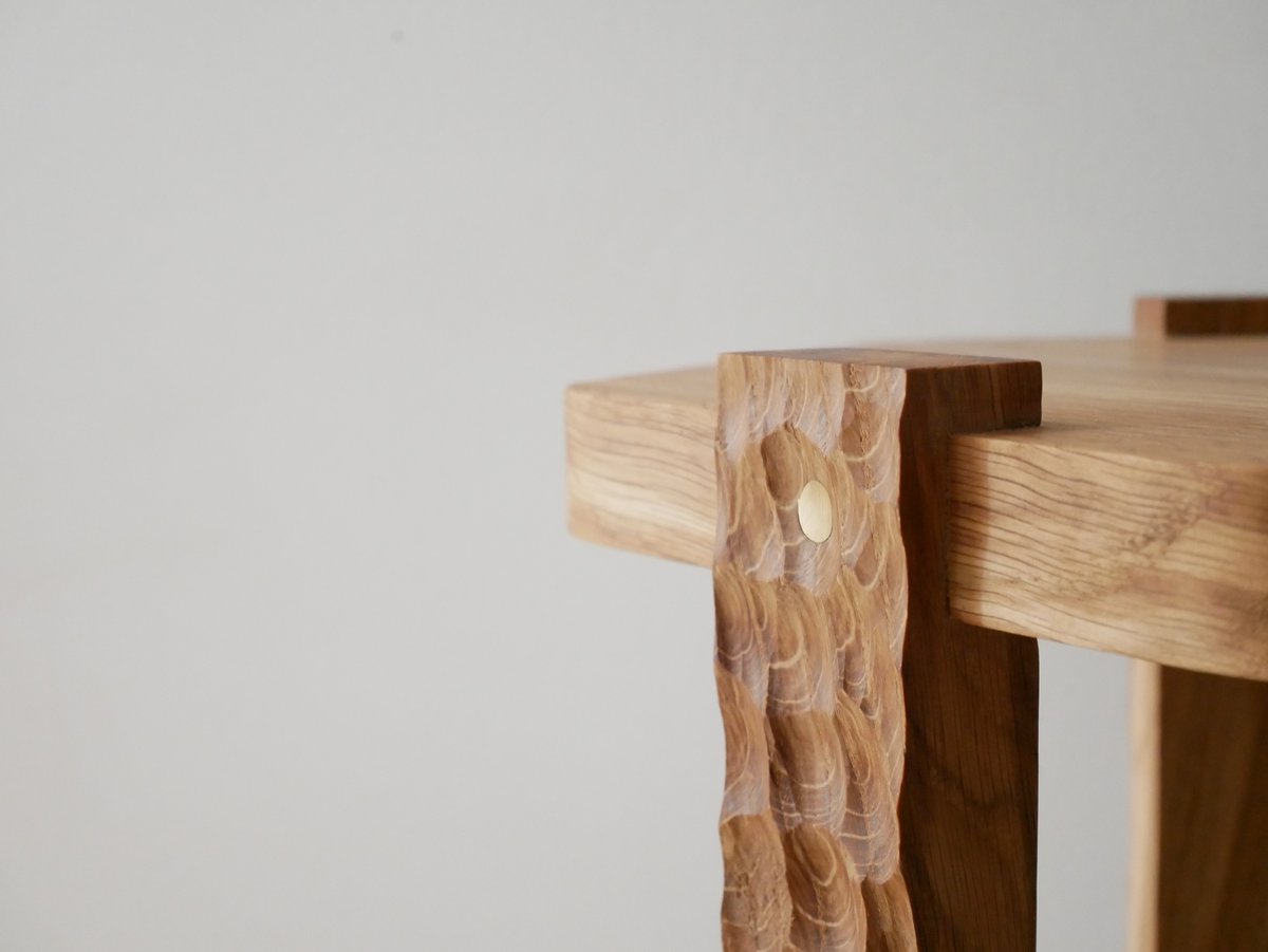 Table d'appoint "RELÈU" en chêne sculpté et laiton
