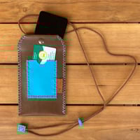Image 2 of Funda de móvil marrón y azul