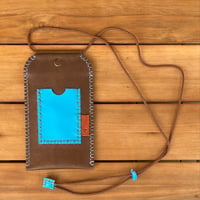 Image 2 of Funda de móvil marrón y azul