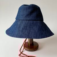 Image 2 of Mia bucket hat w/red