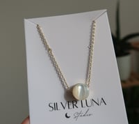 Image 2 of circle pendent necklace 圆形贝壳项链
