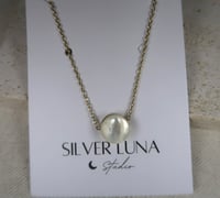 Image 3 of circle pendent necklace 圆形贝壳项链