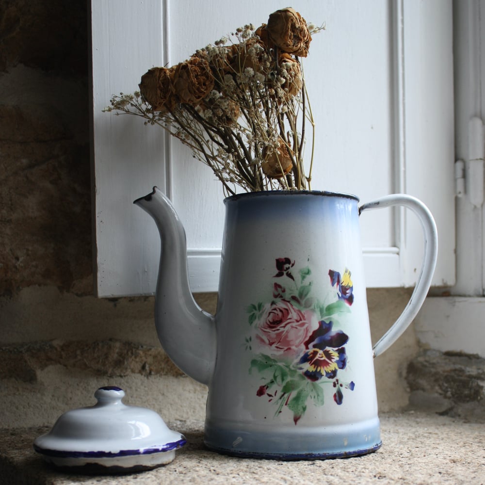 Image of Jolie cafetière en tôle émaillée ancienne, au décor de roses et de pensées.