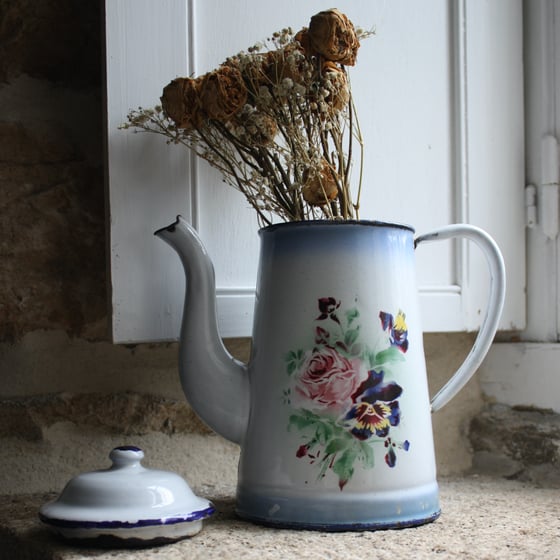Image of Jolie cafetière en tôle émaillée ancienne, au décor de roses et de pensées.