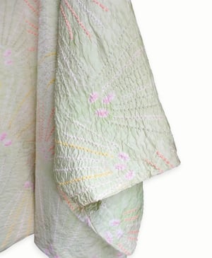 Image of Kort kimono af pistachefarvet silke med prikmønster