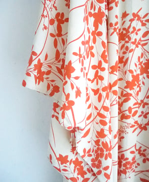 Image of Hvid silkekimono med orange blomstersilhuetter
