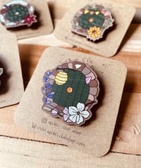 Image 2 of 🟢 STOCK 🟢 PINS EN BOIS porte de Hobbit - ✨The Shire✨