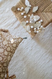 Image 2 of Guirlande feuillages beige blanche