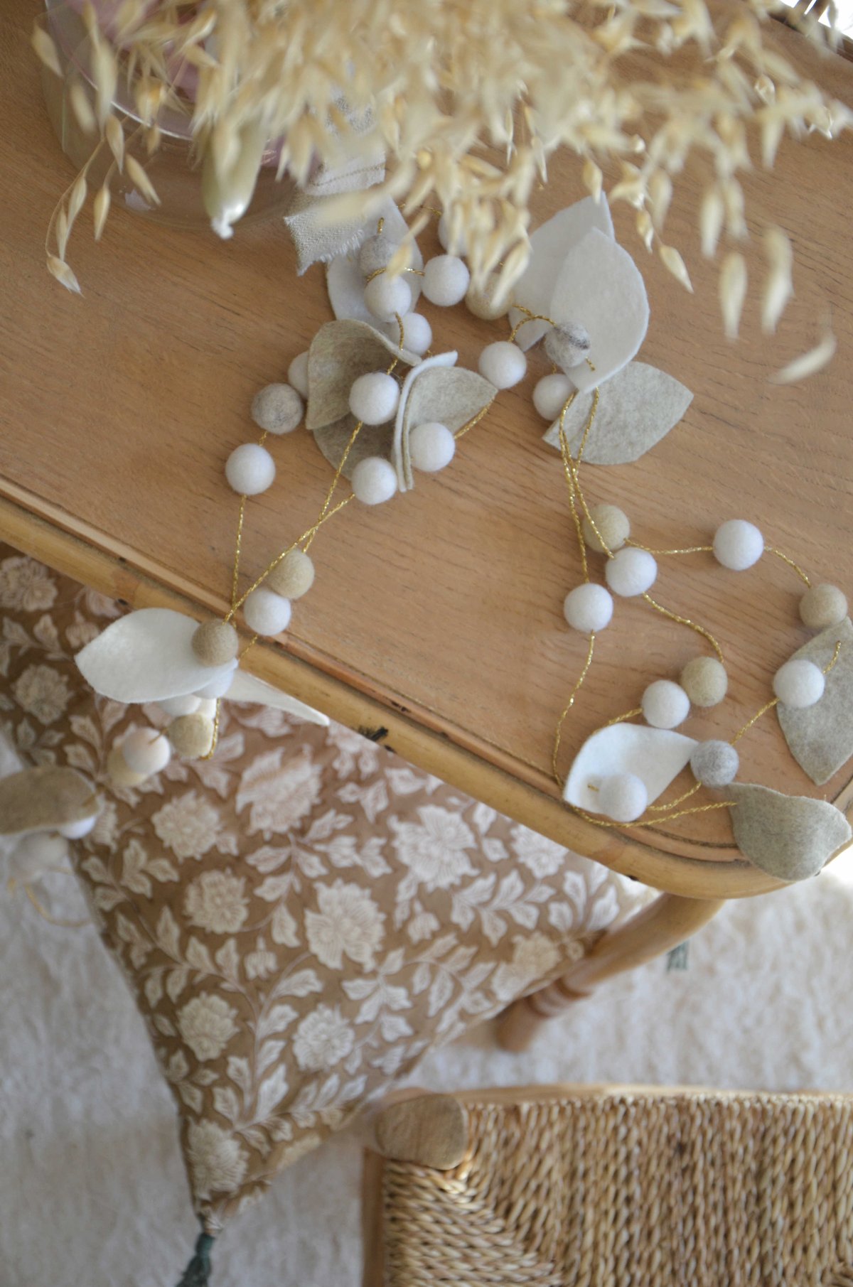 Image of Guirlande feuillages beige blanche