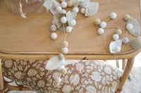 Image 3 of Guirlande feuillages beige blanche