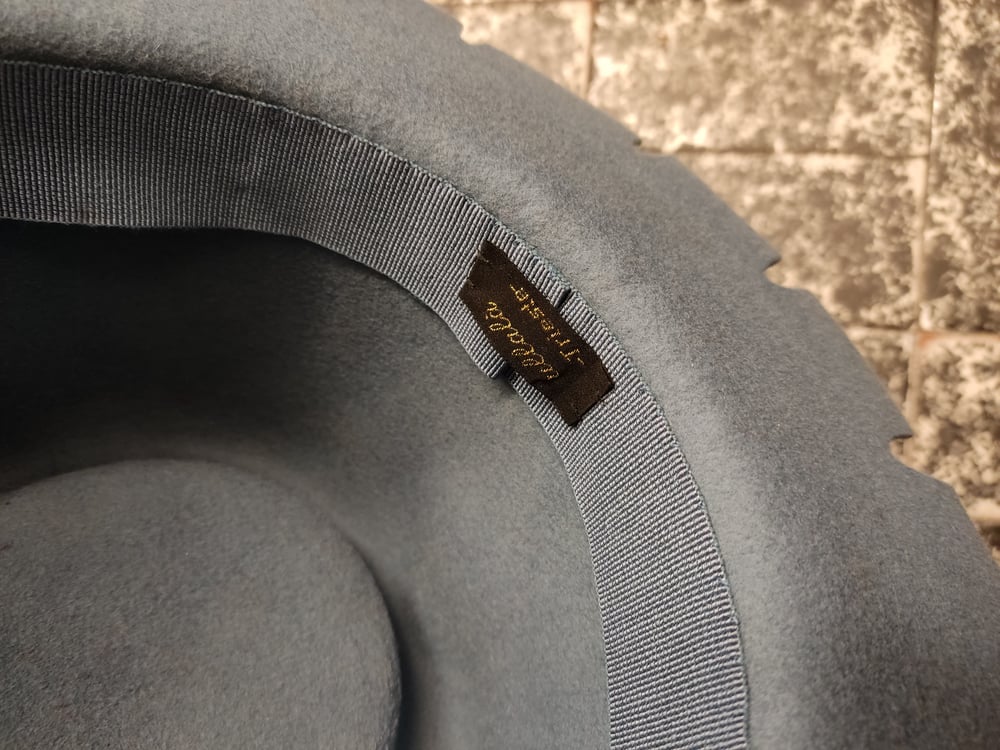Image of Cappello a tesa merlata in color carta da zucchero