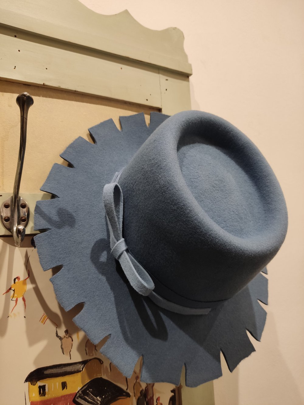 Image of Cappello a tesa merlata in color carta da zucchero