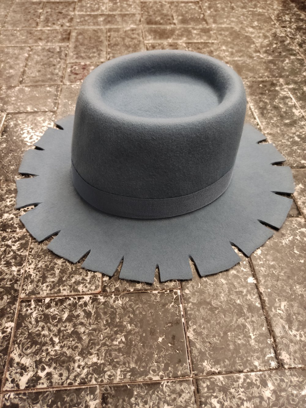 Image of Cappello a tesa merlata in color carta da zucchero