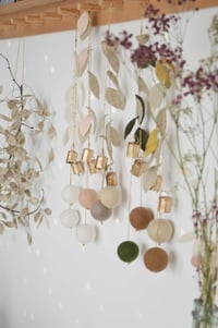 Image 1 of Pampille clochettes en laiton, feuilles mérinos et boules de laine feutrée