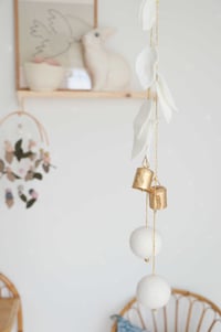 Image 3 of Pampille clochettes en laiton, feuilles mérinos et boules de laine feutrée