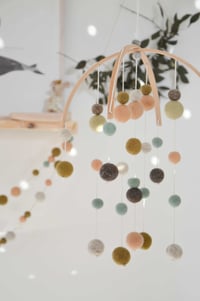 Image 1 of Mobile bébé en laine feutrée et bois couleur pêche eucalyptus gris chiné foncé