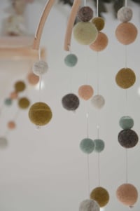 Image 3 of Mobile bébé en laine feutrée et bois couleur pêche eucalyptus gris chiné foncé
